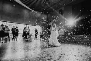 Hochzeitstanz Gäste stehen neben Tanzfläche Konfetti in Luft