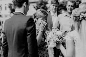 Frau weint hat Hände vor Gesicht gratuliert Brautpaar