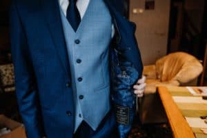 Bräutigam öffnet Jackett mit Hand persönliche Initialen Hochzeitsdatum