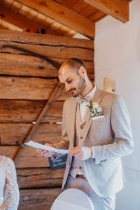 Bräutigam hält Hochzeitsrede während Hochzeitsfeier vor Gästen