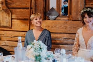 Frau lächelt am Tisch Hochzeitsfeier Braut