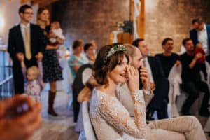 Braut mit Blumenkranz lächelt