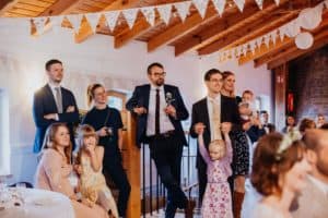 Gäste Hochzeitsfeier Männer und Frauen lächeln
