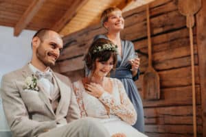 Brautpaar Hochzeitsfeier Braut weint Bräutigam lächelt Trauzeugin