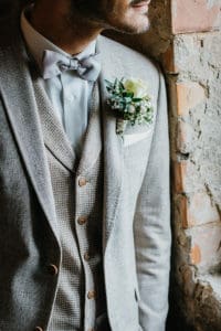 Bräutigam Anzug Fliege Ansteckblume Detailaufnahme