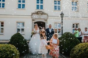 Braut Bräutigam laufen Auszug nach Trauung Blumenkinder Schmetterlinge Konfetti