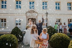 Braut Bräutigam laufen Auszug nach Trauung Blumenkinder Schmetterlinge Konfetti