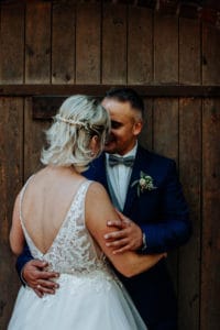 Bräutigam hält Braut fest intimer inniger Moment lächeln