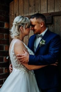 Braut und Bräutigam halten sich fest inniger intimer Moment