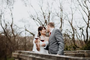 Brautpaar schaut sich gegenseitig an mit Weinglas in der Hand
