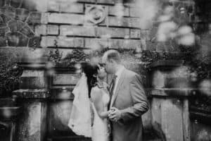 Brautpaar Braut und Bräutigam tanzen und küssen sich umringt von Seifenblasen