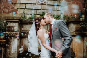Brautpaar Braut und Bräutigam küssen sich Seifenblasen
