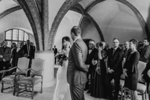 Brautpaar während Trauung Bräutigam Braut Standesamt in Gewölbekeller