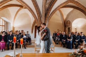 Brautpaar Kuss Trauung Familie Freunde Gewölbekeller Standesamt