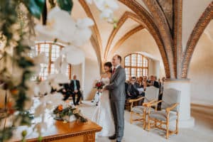 Brautpaar während Trauung Bräutigam Braut geben sich Ja-Wort Standesamt in Gewölbekeller