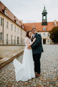 Brautpaar vor Schloss Braut Bräutigam Hochzeit Hochzeitskleid