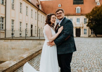 Brautpaar vor Schloss Braut Bräutigam Hochzeit Hochzeitskleid